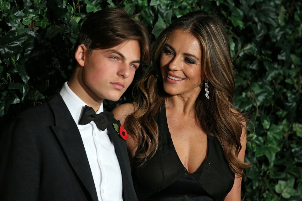 xjeybqt7keinlc6echnnww Müstehcen sahneleri oğlu çekti! Elizabeth Hurley'nin yeni filmi gündem oldu - 1